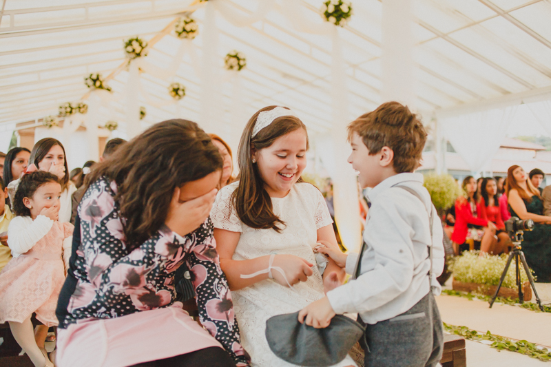 No meio da cerimônia as crianças estavam se divertindo bastante. O miguel, filho dos noivos, participou de vários momentos do casamento. Fotografia de casamento, fotos de casamento, noiva pó de arroz, vestido de noiva , vestida 