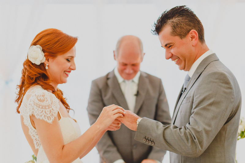 Troca de alinhas dos noivos. Fotografia de casamento, fotos de casamento, noiva pó de arroz, vestido de noiva , vestida de branco, casamento em Santa Isabel, casamento de dia, casamento no campo,