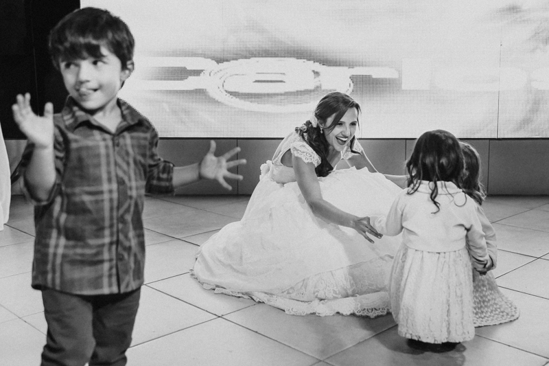 A noiva conseguiu vários momentos para curtir os filhos no próprio casamento. Fotografia de casamento, fotos de casamento, noiva pó de arroz, vestido de noiva , vestida de branco, casamento em Santa Isabel, casamento de dia, casamento
