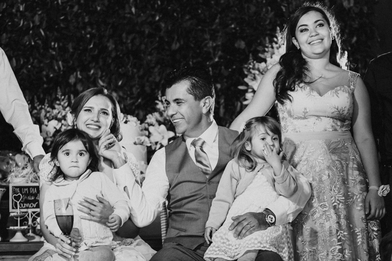 Os noivos ficaram bastante emocionados durante a apresentação da filmagem, a noiva se emocionou muito com o vídeo sobre a história do casal. Fotografia de casamento, fotos de casamento, noiva pó de arroz, vestido de noiv