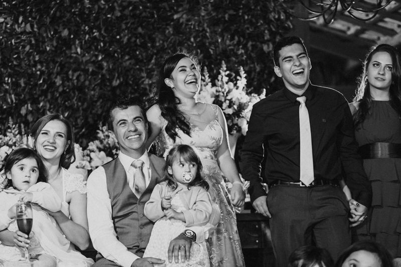 Adoramos essas cenas de emoção nos casamentos. Fotografia de casamento, fotos de casamento, noiva pó de arroz, vestido de noiva , vestida de branco, casamento em Santa Isabel, casamento de dia, casamento no campo,