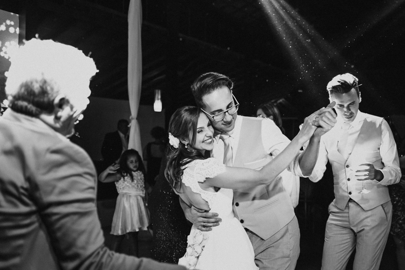 Fotografia de casamento, fotos de casamento, noiva pó de arroz, vestido de noiva , vestida de branco, casamento em Santa Isabel, casamento de dia, casamento no campo,