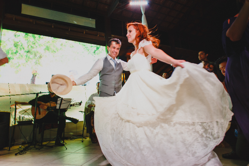 A noiva usou um lindo vestido da Marca Pó de Arroz, o vestido da noiva tinha um caimento lindo. Fotografia de casamento, fotos de casamento, noiva pó de arroz, vestido de noiva , vestida de branco, casamento em Santa Isabel, casamento de dia