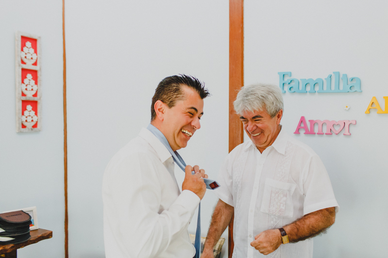 O noivo se arrumou junto com sua família, adoramos fotografar casamentos com emoção, fotografia com emoção e interação entre os convidados. Making of do noivo