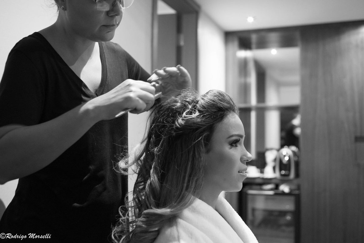 maquiadora finalizando penteado da noiva