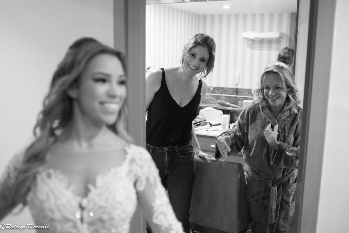 noiva feliz pronta pra cerimonia