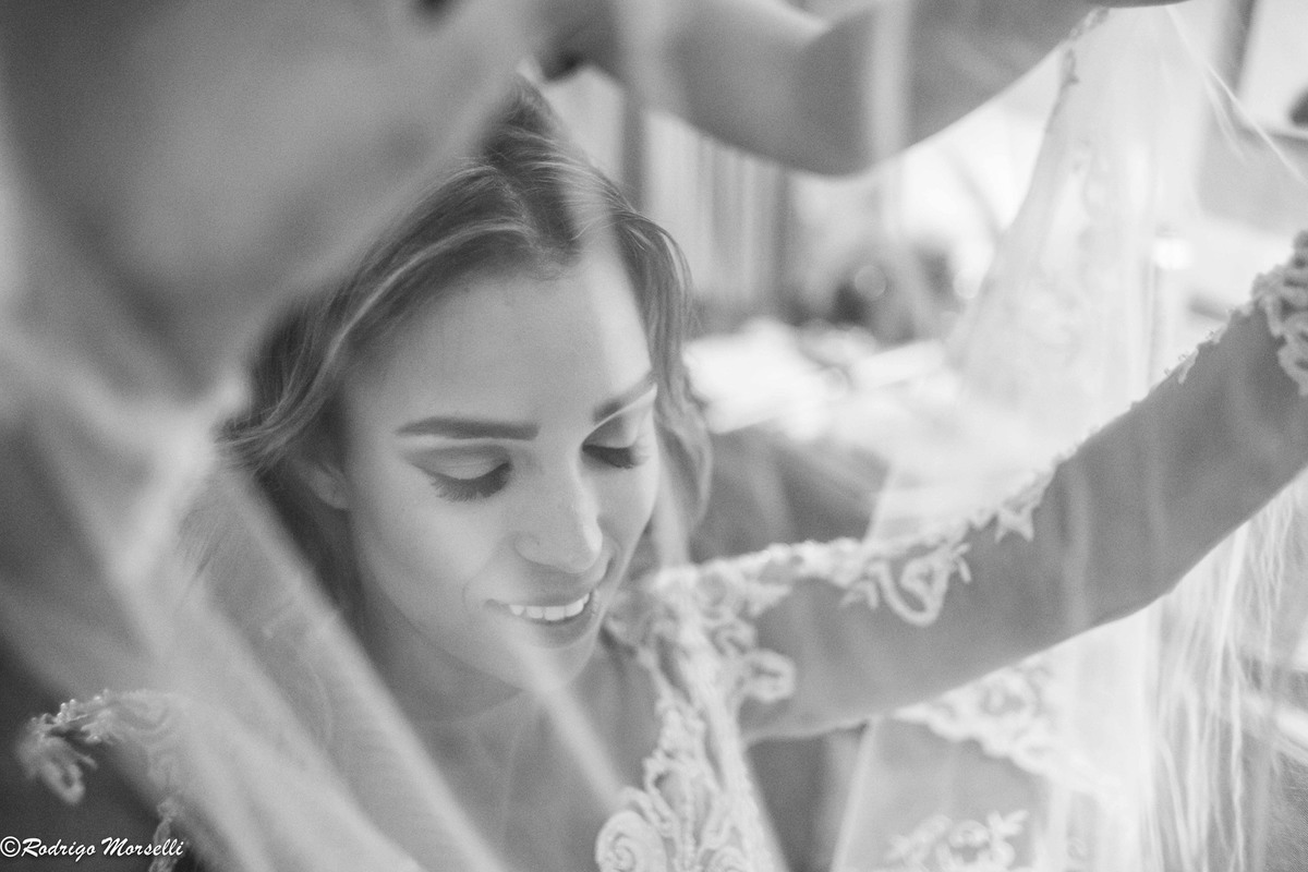 colocando véu da noiva