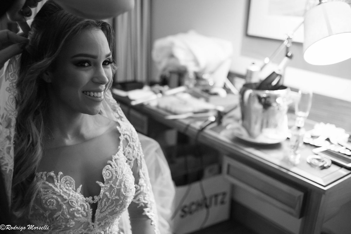 noiva se olhando no espelho