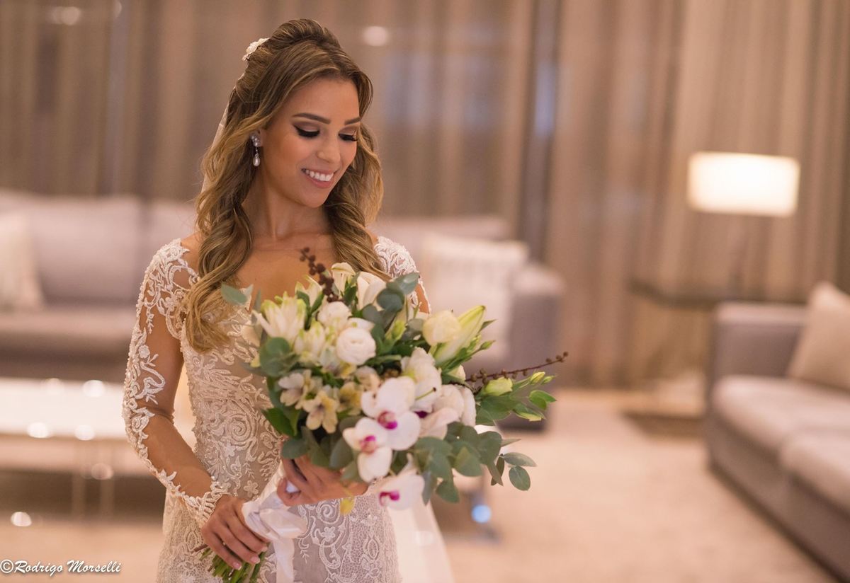 noiva olhando seu bouquet