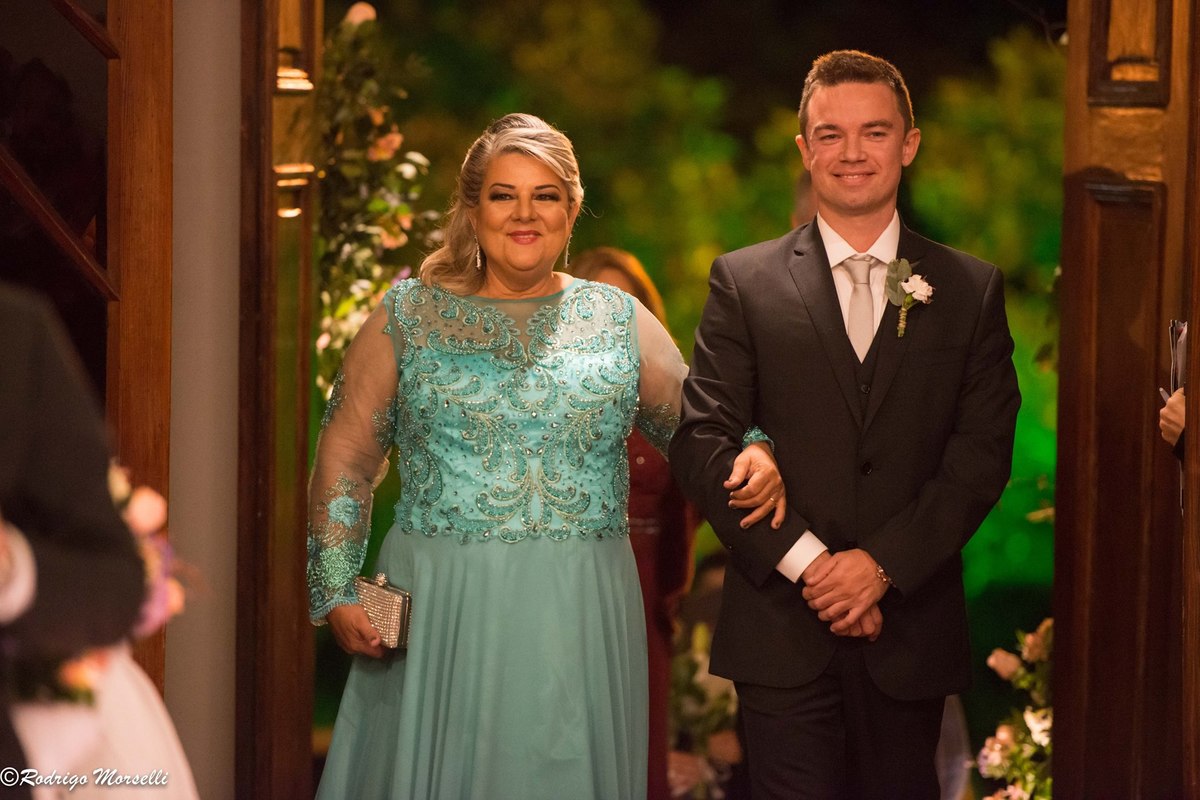 o noivo entrando na igreja com sua mãe