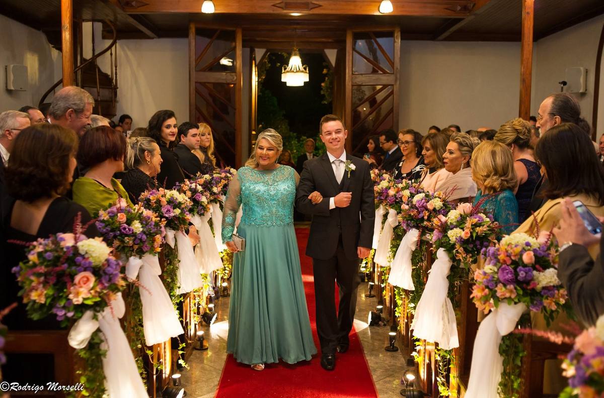 noivo e sua mãe entrando na igreja