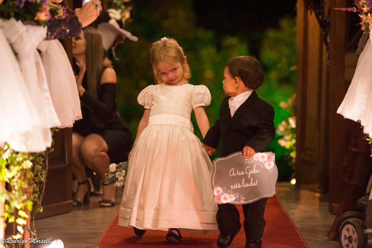 daminha e pajem entrando na igreja