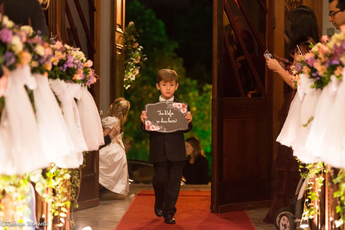 pajem entrando na igreja com plaquinha