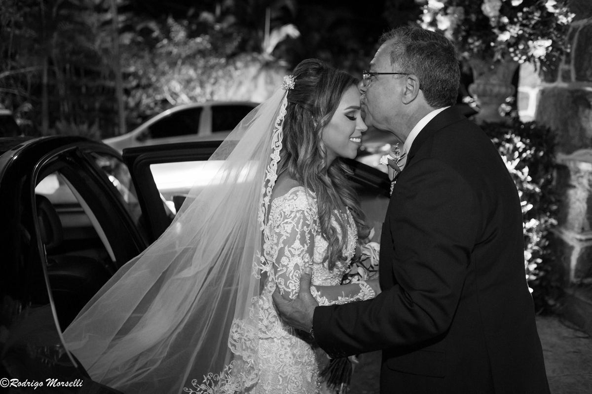 pai pegando noiva no carro, dando beijo na testa