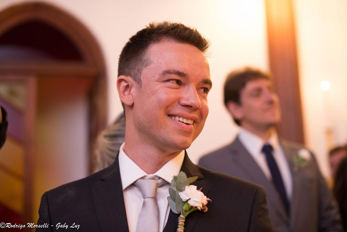 expectativa do noivo pela noiva na cerimonia