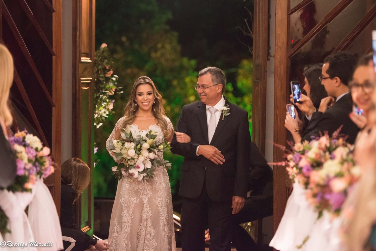 noiva entra na igreja com seu pai