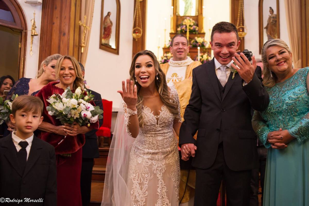 a alegria do casal ao ver entrar as alianças
