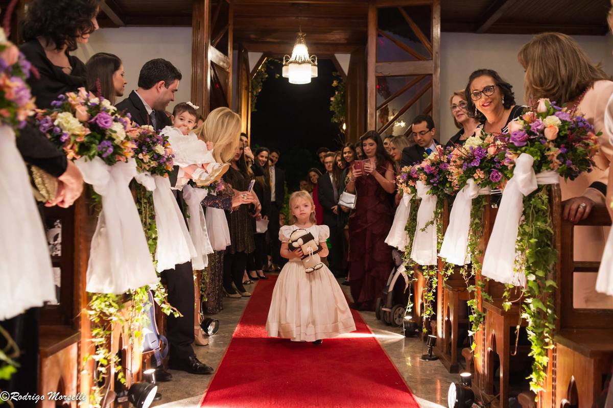 daminha traz as alianças na igreja nossa senhora da luz