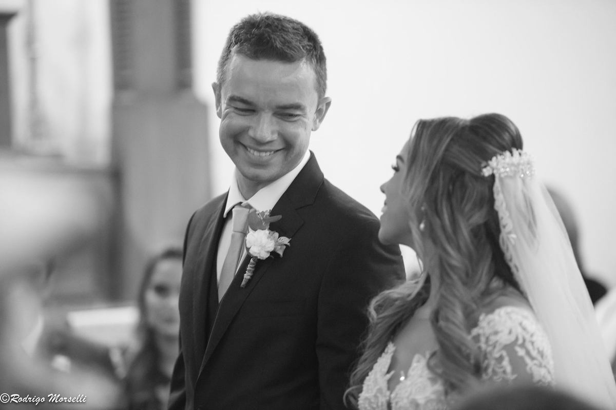 olhar apaixonado do noivo pela noiva na cerimonia da igreja nossa senhora da luz