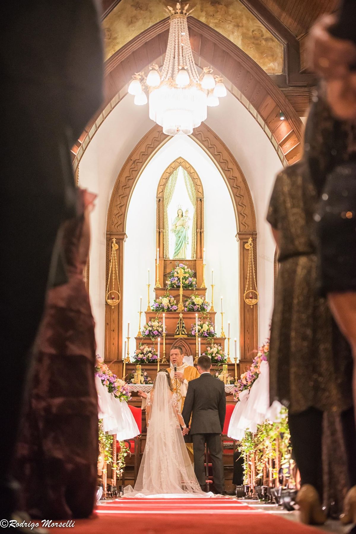 padre abençoando o casal na cerimonia
