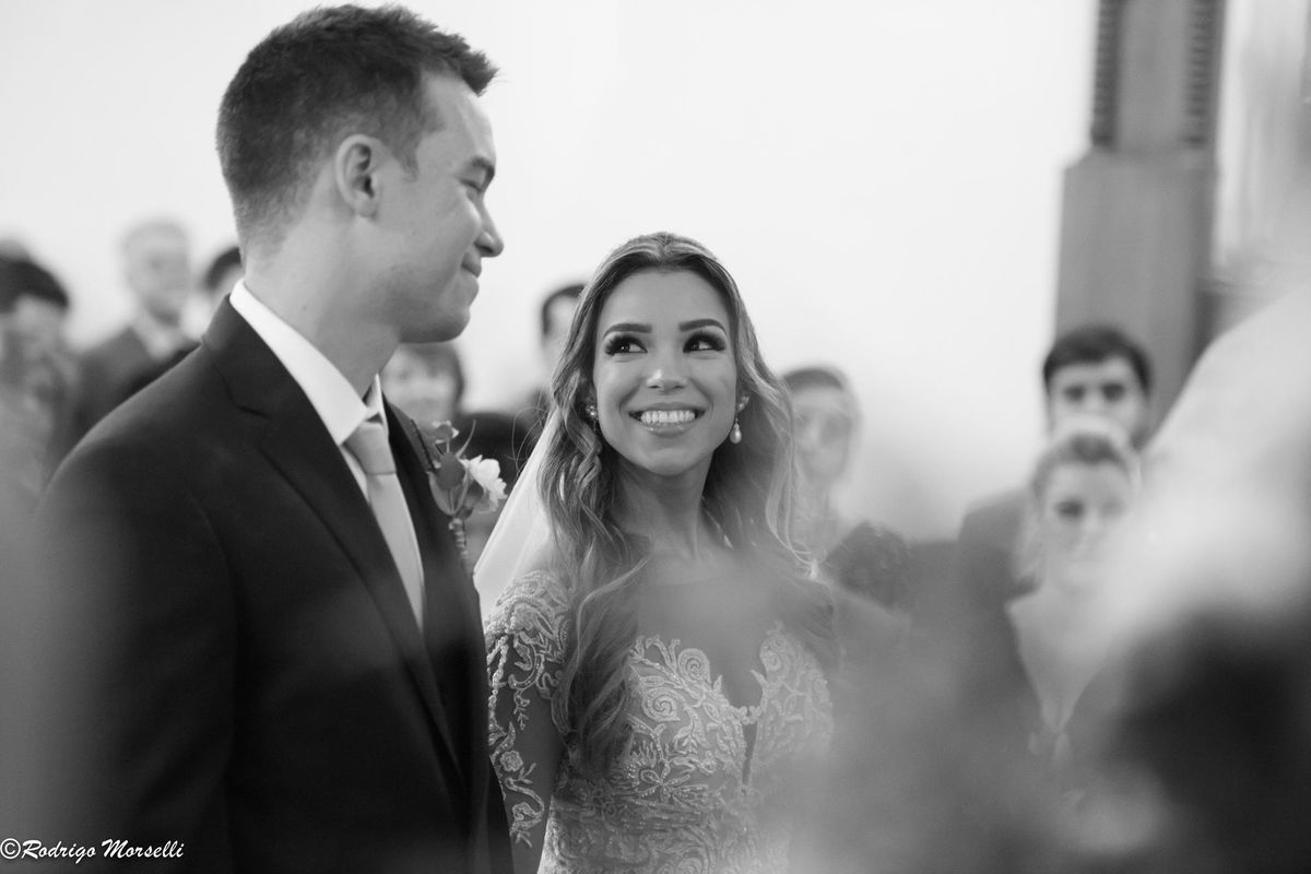 noiva olha emocionada pro noivo