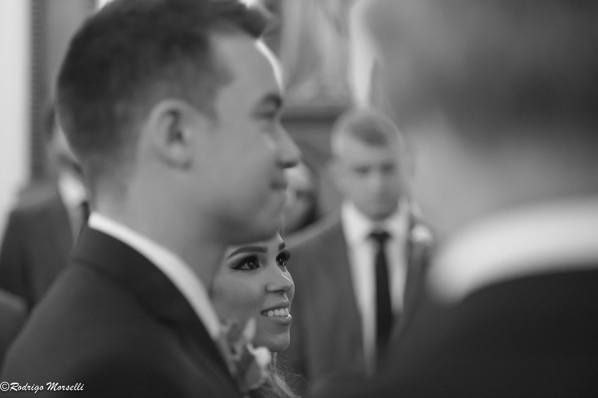 casal diante do padre da igreja nossa senhora da luz