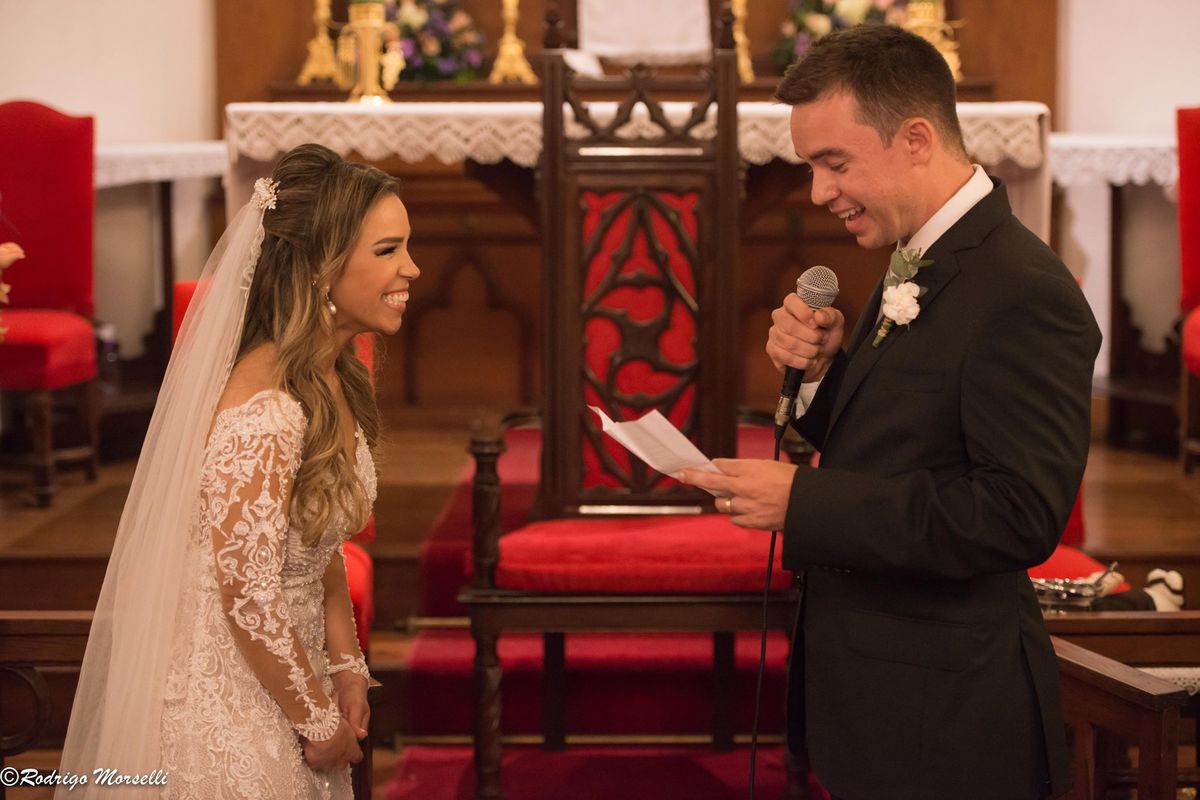 o noivo le os votos pra noiva na igreja nossa senhora da luz