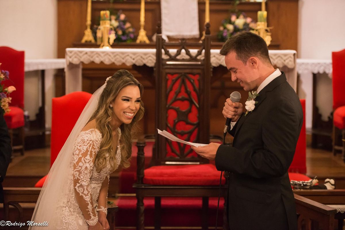 a noiva sorri de alegria na hora dos votos na igreja nossa senhora da luz
