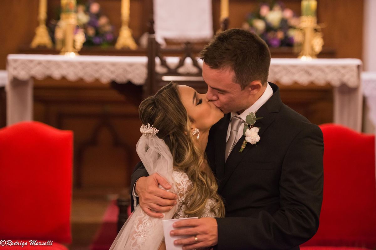 o tão esperado beijo do casal na igreja nossa senhora da luz