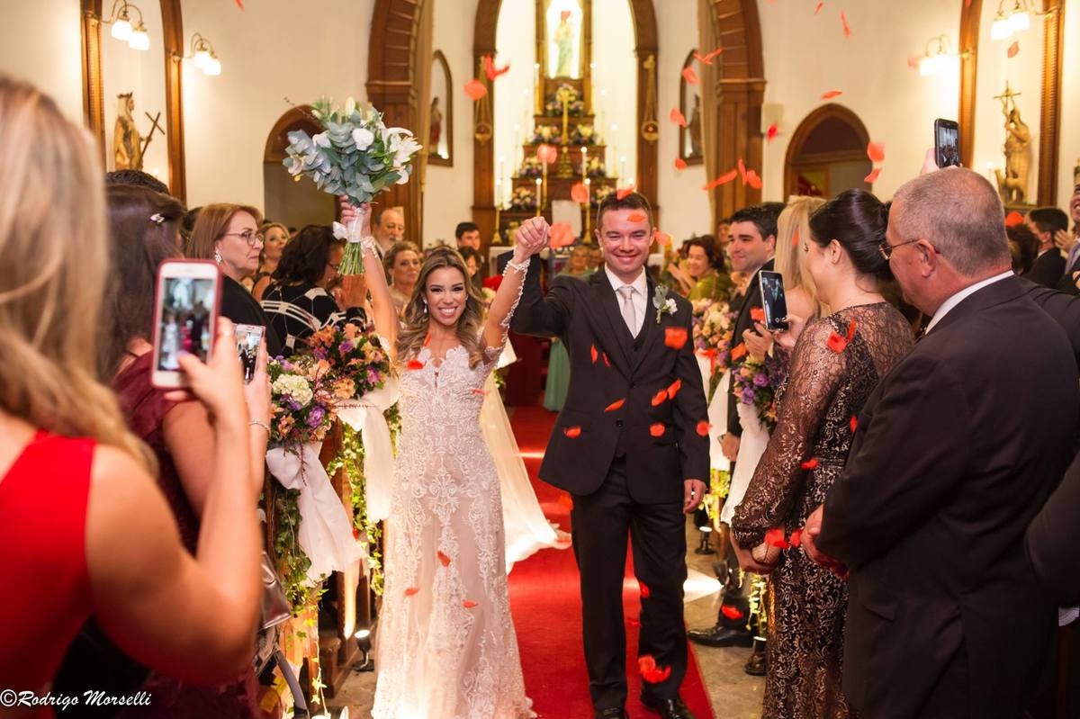 vibração do casal ao sair da igreja nossa senhora da luz