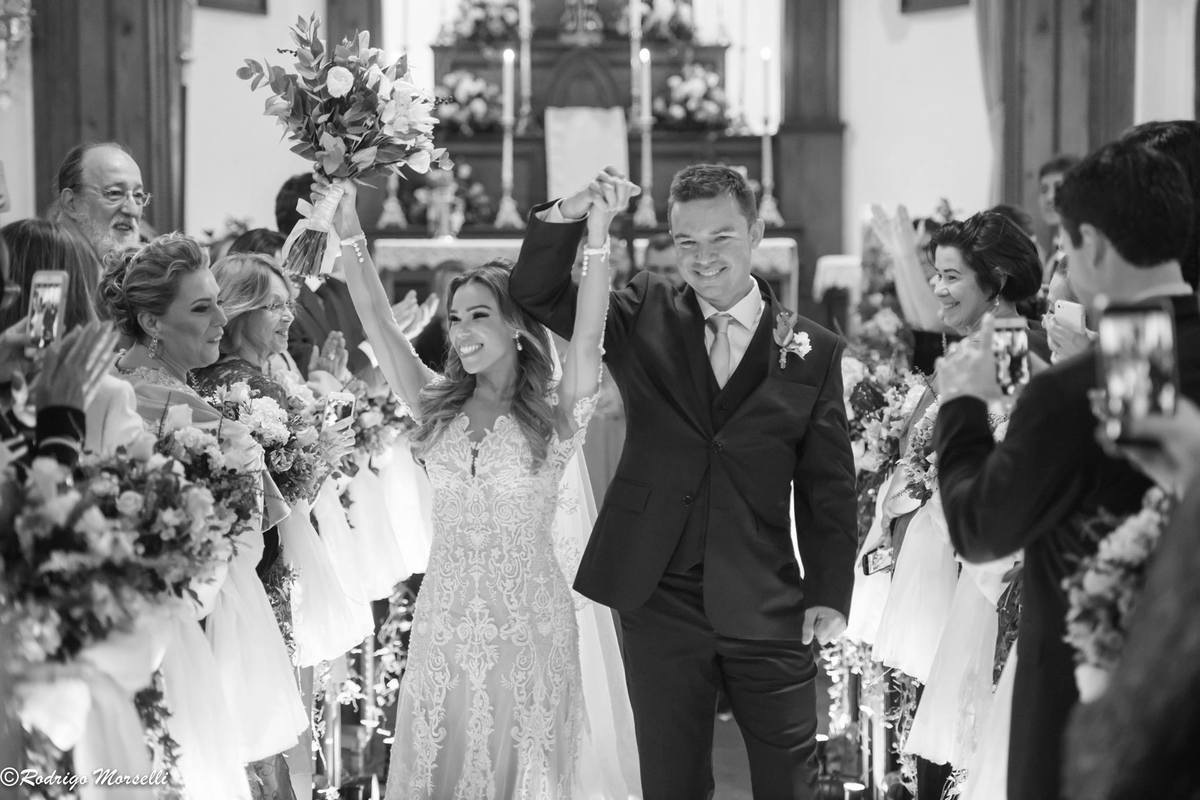 muita alegria dos noivos ao sair da cerimonia na igreja nossa senhora da luz