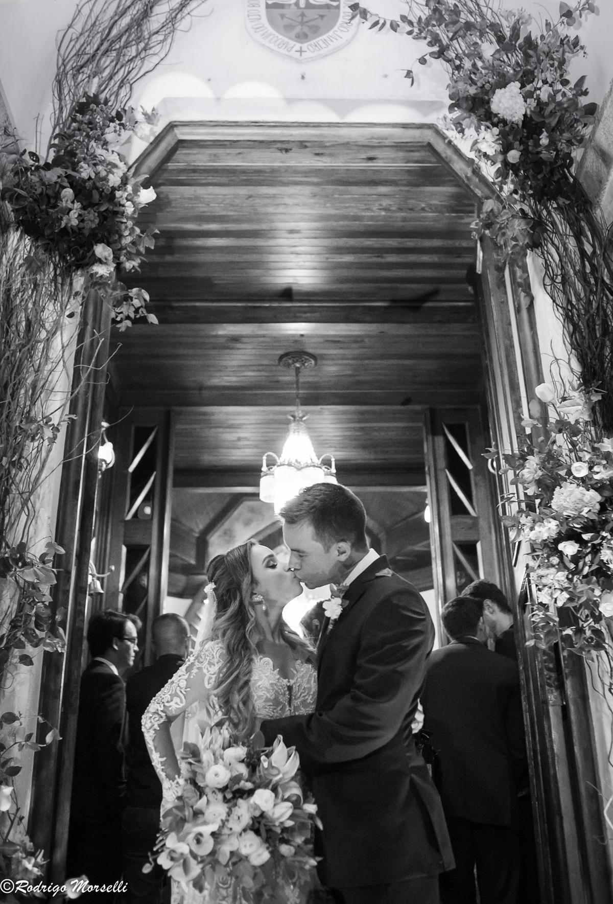 um beijo na porta da igreja nossa senhora da luz