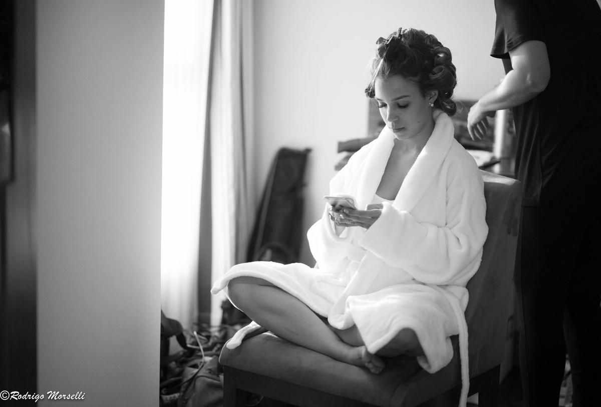 noiva sendo maquiada
