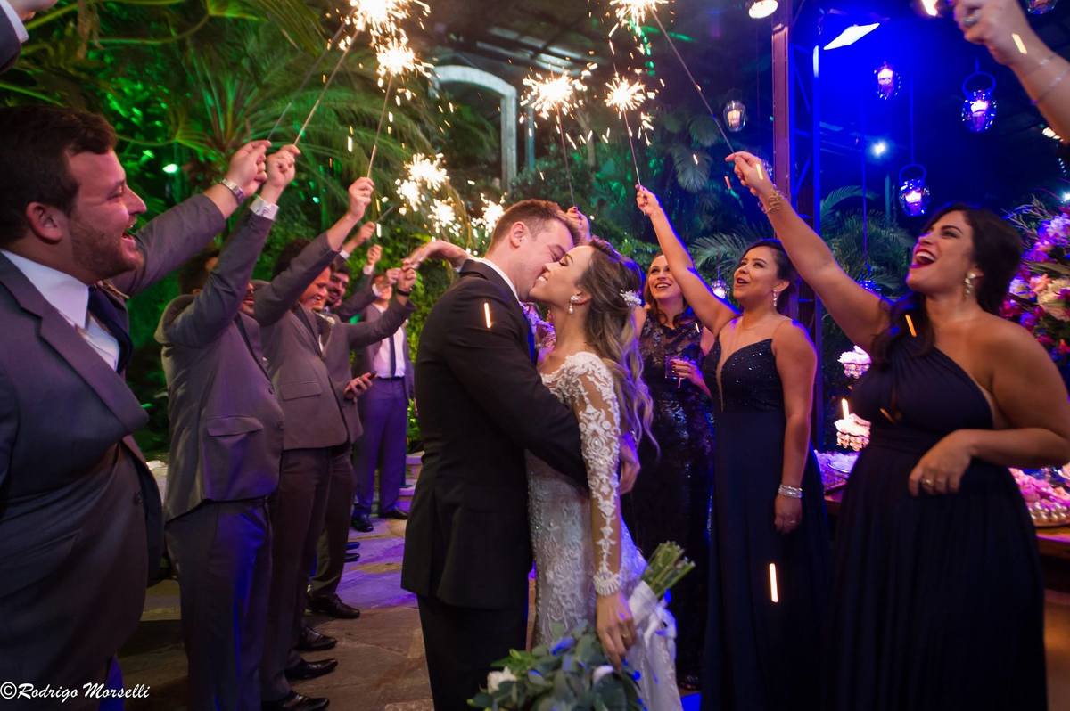 beijo dos noivos entre os padrinhos na casa de festas Quinta do Chapecó no Rio de Janeiro