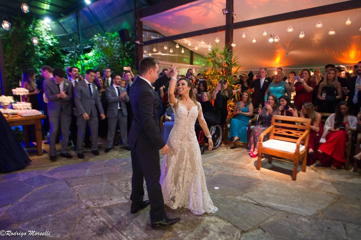 casal abrindo a pista na Quinta do Chapecó
