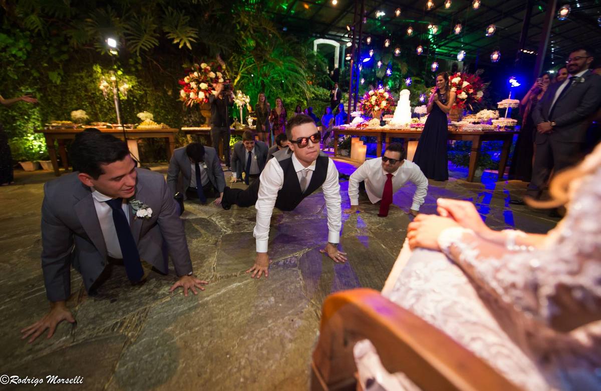 noivo arrasando na dança pra noiva