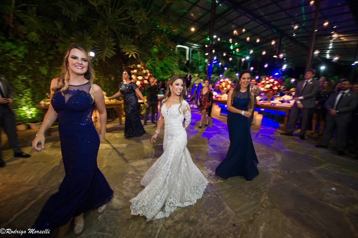 a noiva e madrinhas também dançaram pro noivo