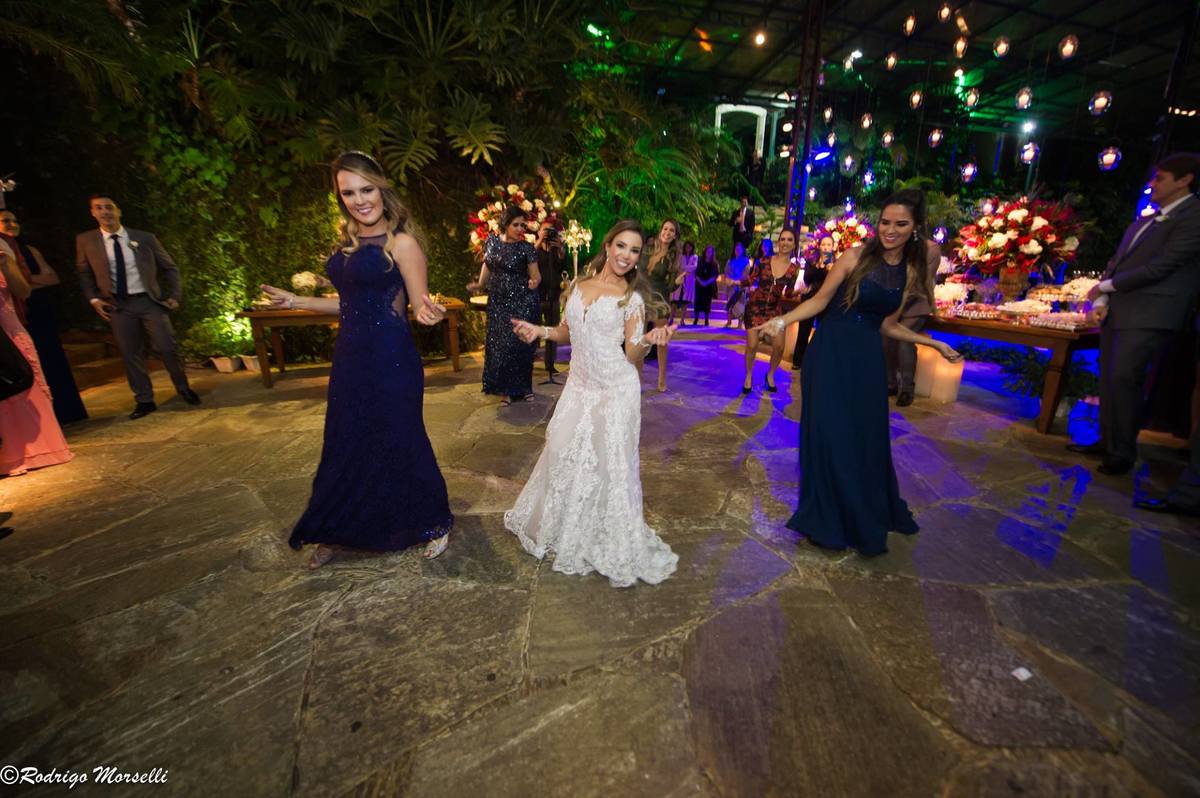 noiva e madrinhas dançando na Quinta do Chapecó