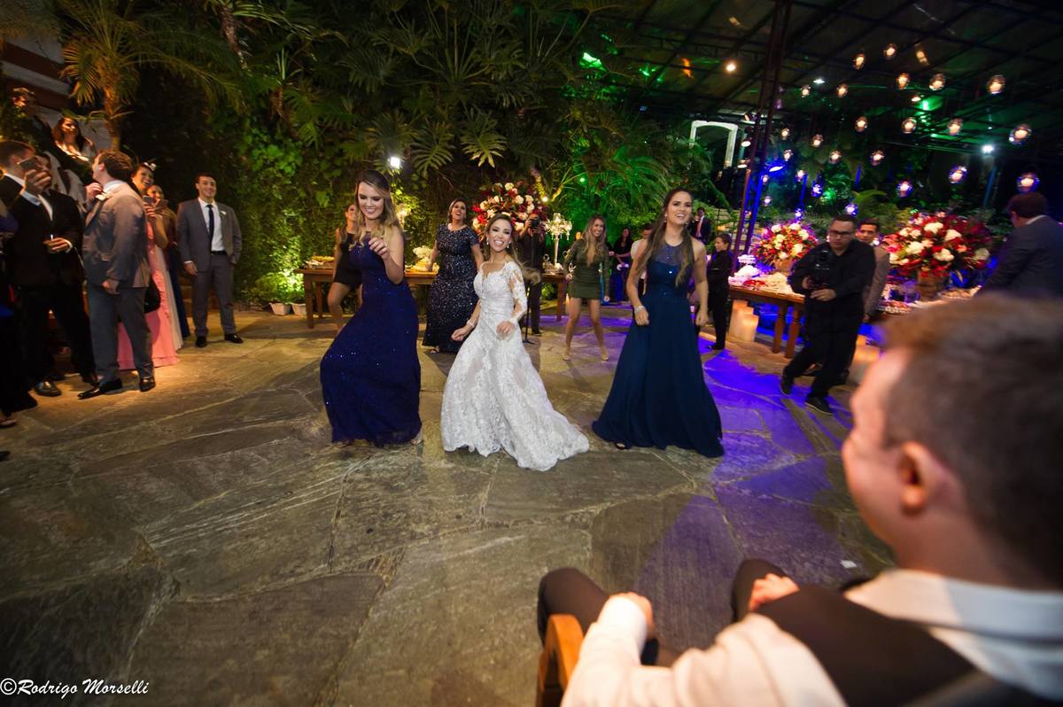 casal abrindo a pista de danças