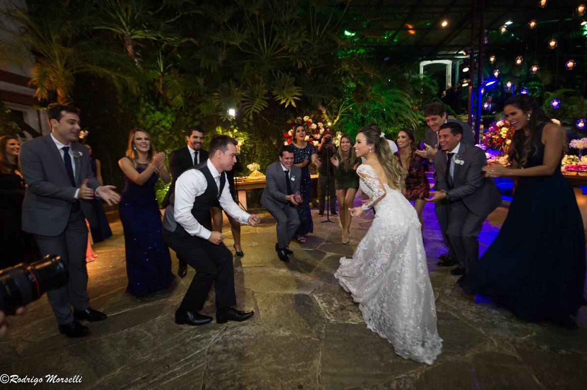 animação total na primeira dança dos noivos na casa de festas Quinta do Chapecó no RJ