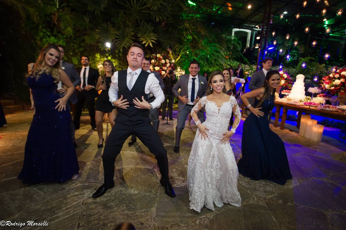 noivos super animados na casa de festas Quinta do Chapecó, no RJ