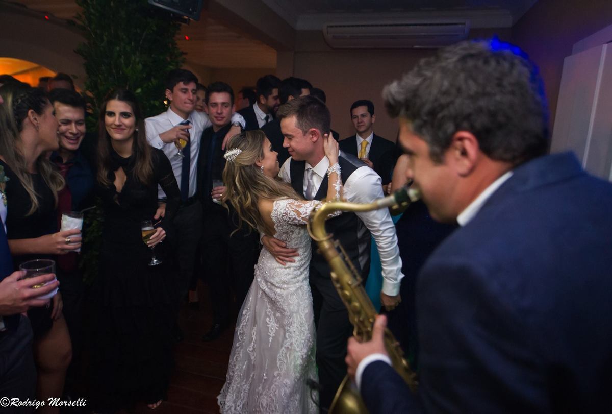 saxofonista na pista de danças da Quinta do Chapecó no Rio de Janeiro