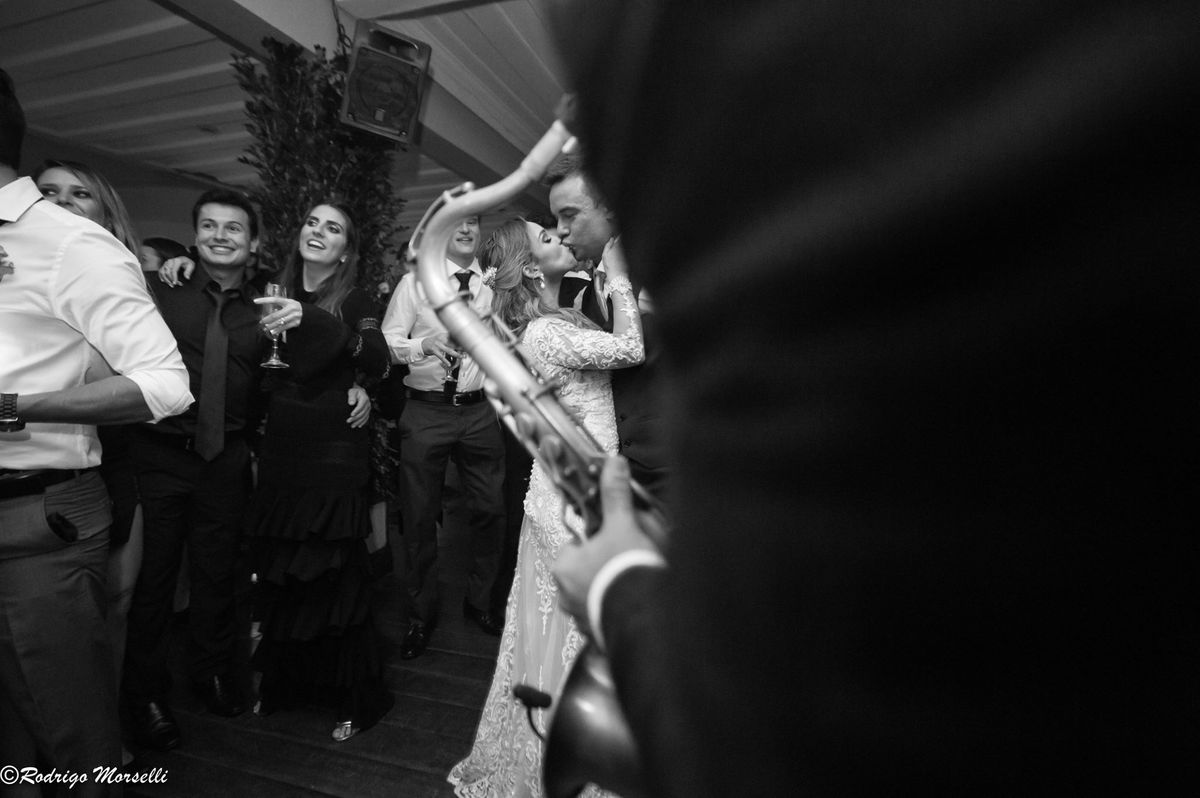 beijo dos noivos ao som de saxofone na Quinta do Chapecó