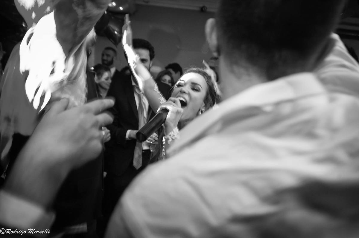 noiva cantando com andinho malha funk na Quinta do Chapecó