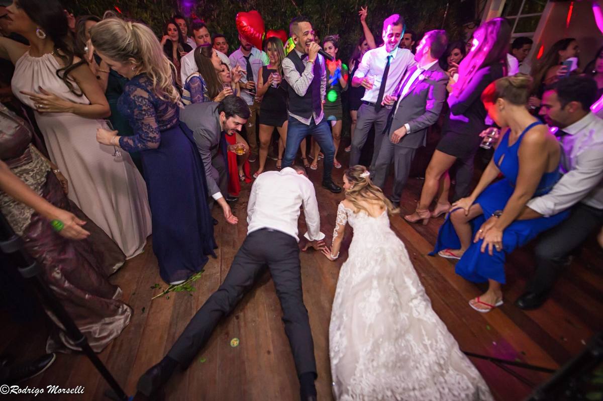 casal descendo ate o chão no casamento na Quinta do Chapecó