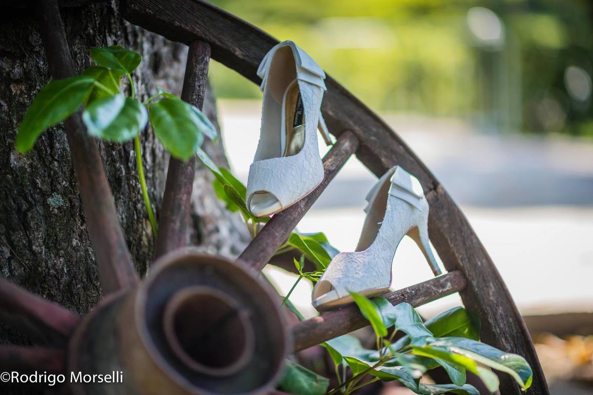 foto dos sapatos da noiva numa roda antiga na Casuarinas