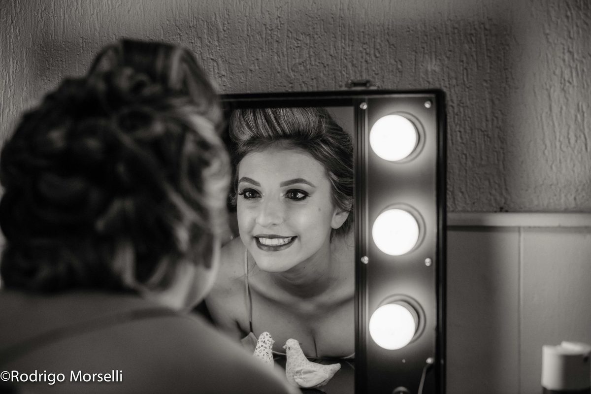 noiva se olhando no espelho