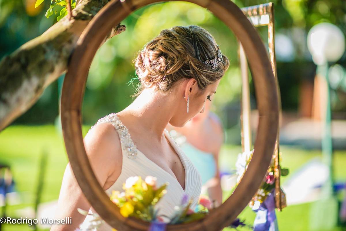 noiva posando no meio da decoração da Casuarinas