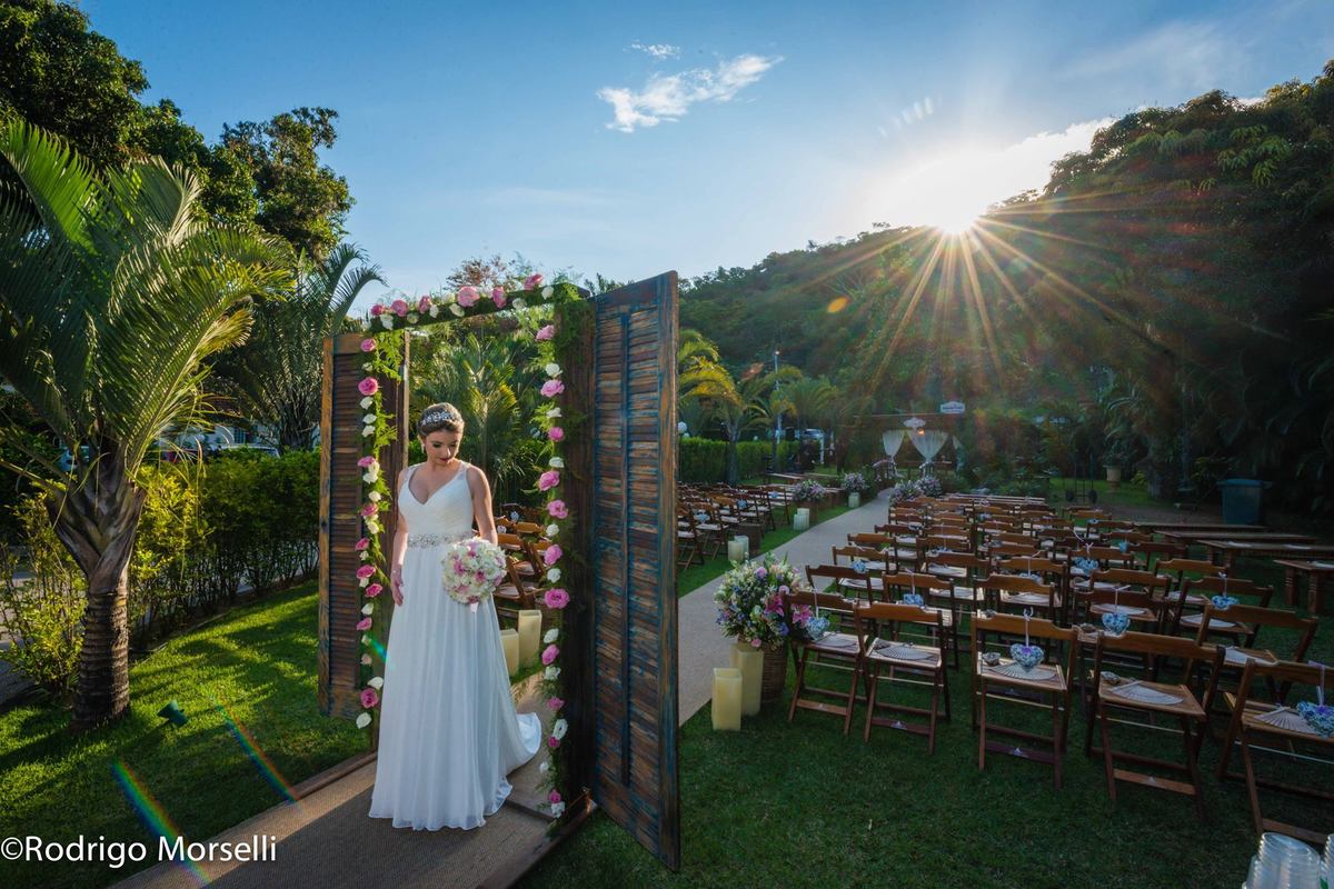o Sol brilhando atras da noiva num lindo dia pra se casar