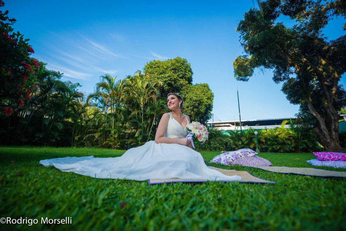 noiva sentada no gramado da casa de festas Casuarinas no Rio de Janeiro